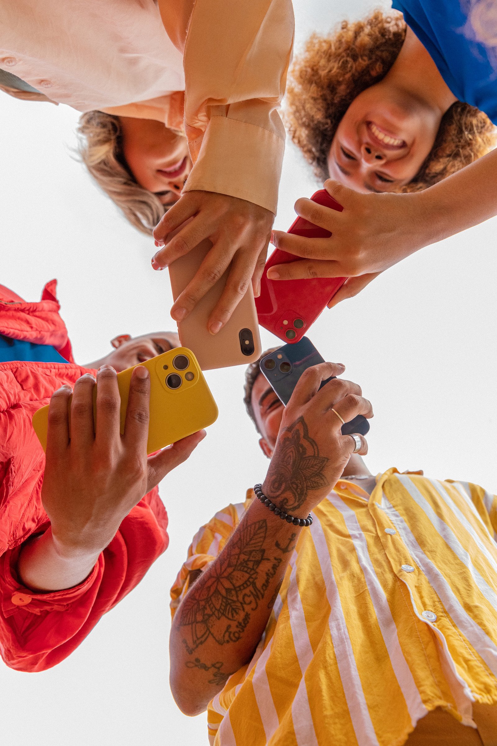 groupe avec smartphones